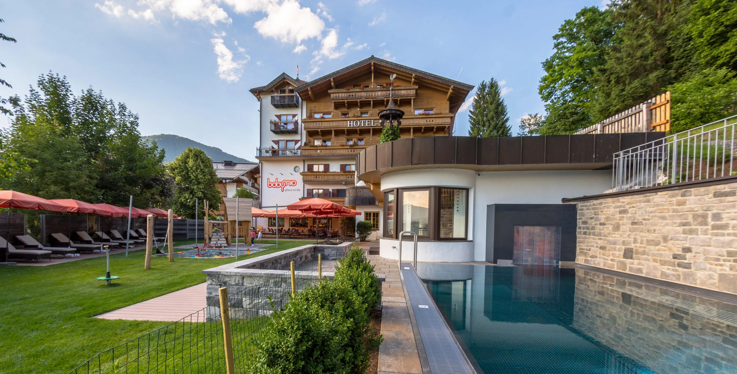Außenansicht des Babyhotel und Kinderhotel Babymio mit Außenpool und