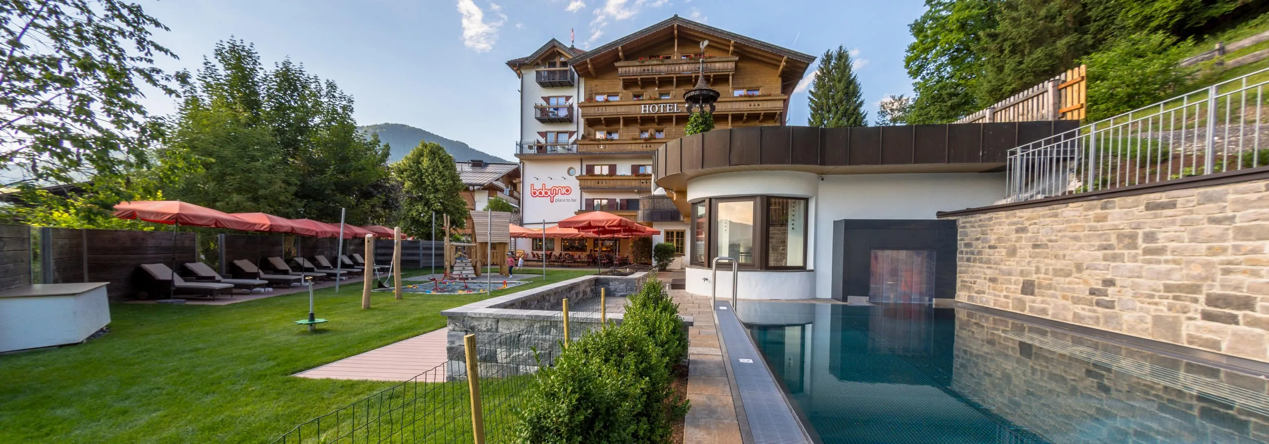 Außenansicht des Babyhotel und Kinderhotel Babymio mit Außenpool,