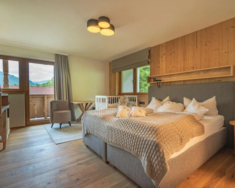 Familien Suite B SUP mit Doppelbett, Kinderbett und Balkonblick