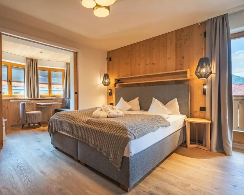 Familienzimmer B SUP mit Doppelbett und Schiebetür abgetrenntem