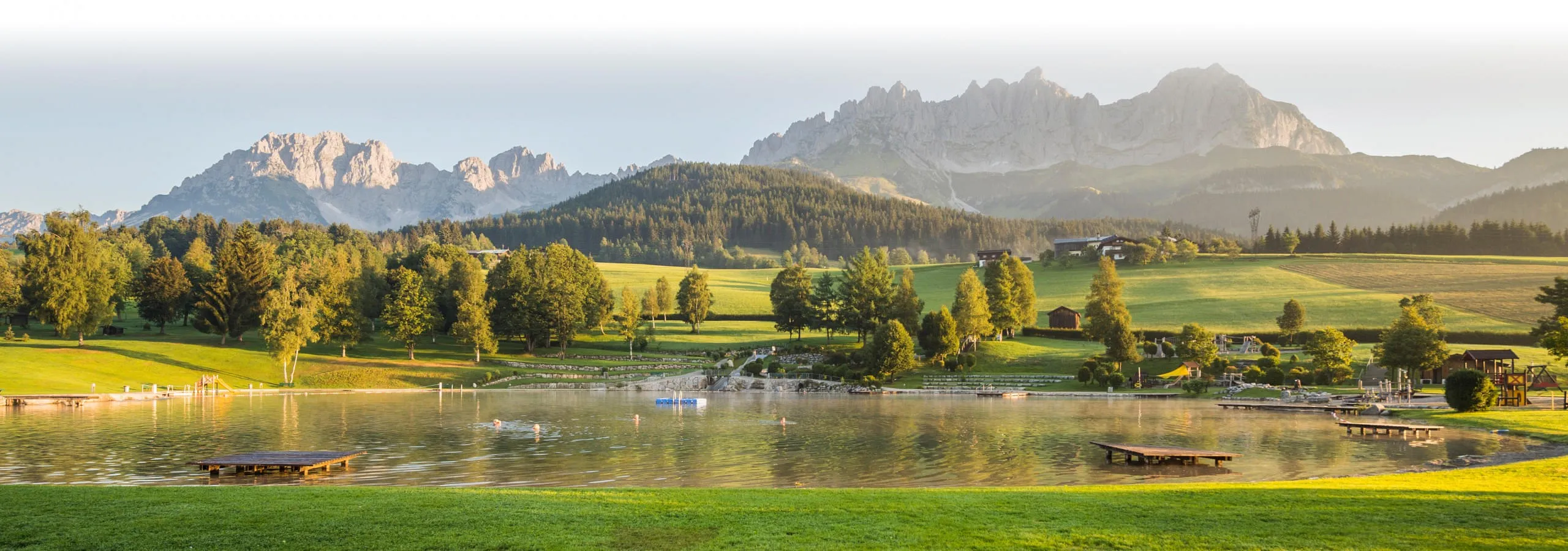 Idyllischer Badesee Going in den Kitzbüheler Alpen mit Blick auf die Berge