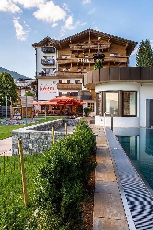 Außenansicht des Babyhotel und Kinderhotel Babymio mit Außenpool,