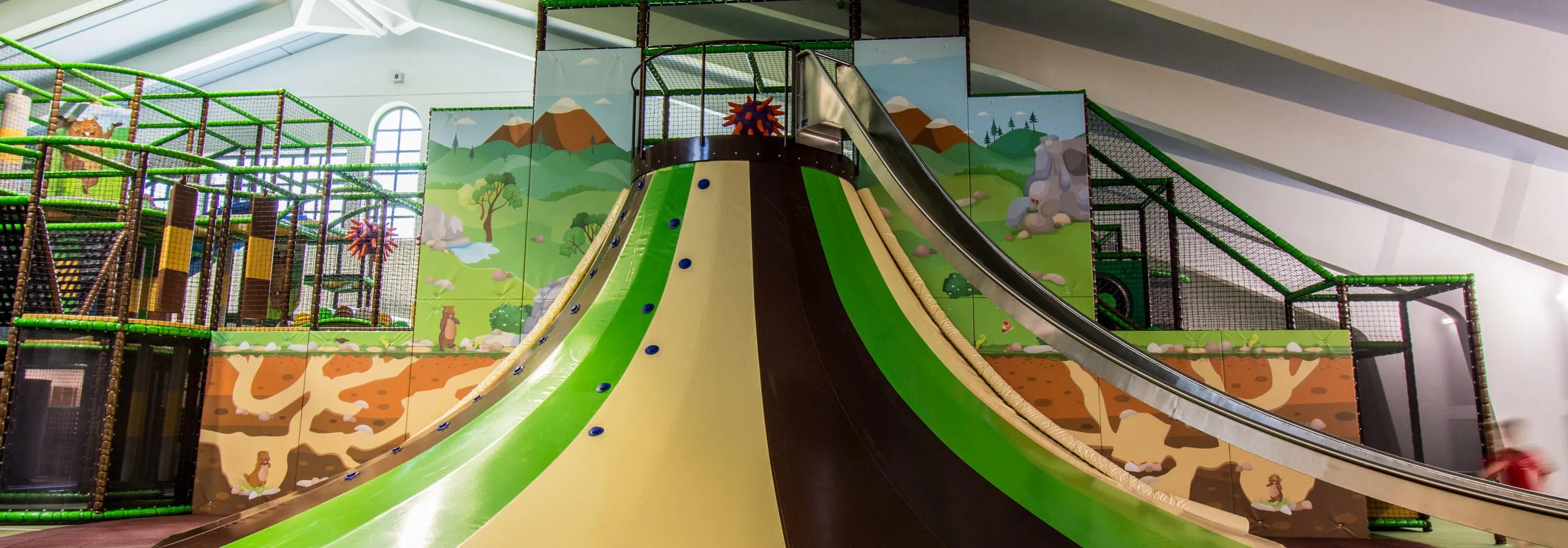 Murmis Kinderwelt mit Klettergerüst und Rutsche im Innenbereich