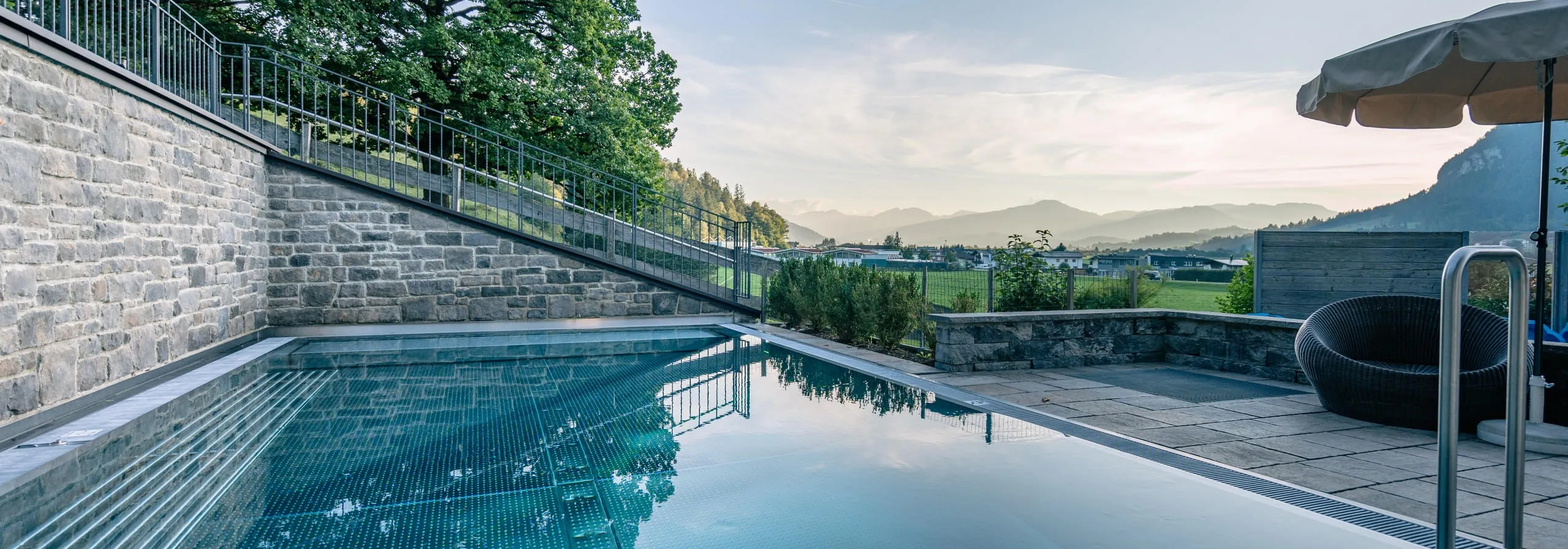Außenpool vom Hotel Babymio mit Blick auf die umliegende Landschaft der