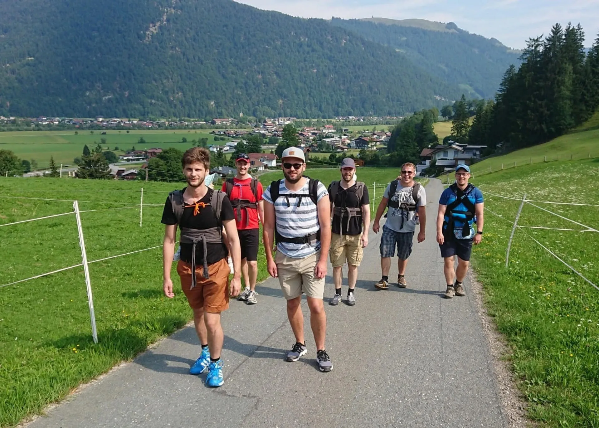 Väter mit Babys in Tragen wandern in den Kitzbüheler Alpen mit Blick aufs